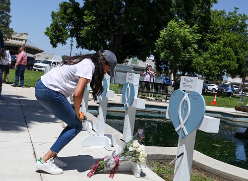 mulher em frente a memorial