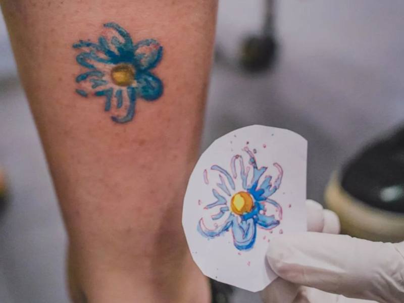 fotografia colorida de tatuagem aquarela