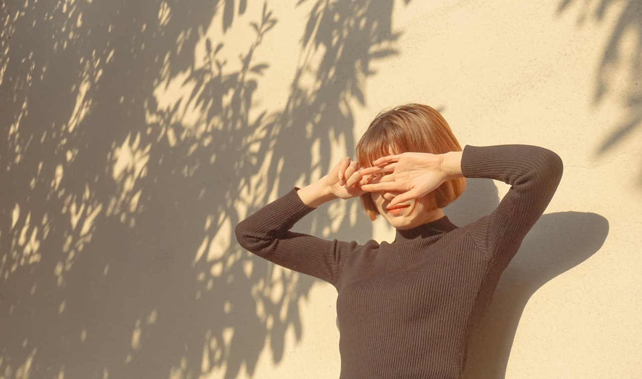 Jovem mulher ao sol