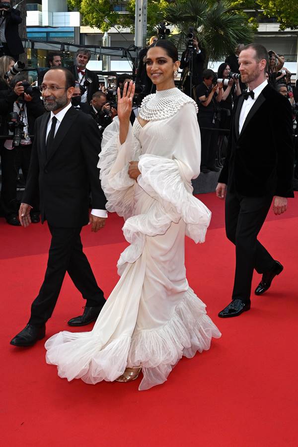 Deepika Padukone usando vestido branco com pérolas