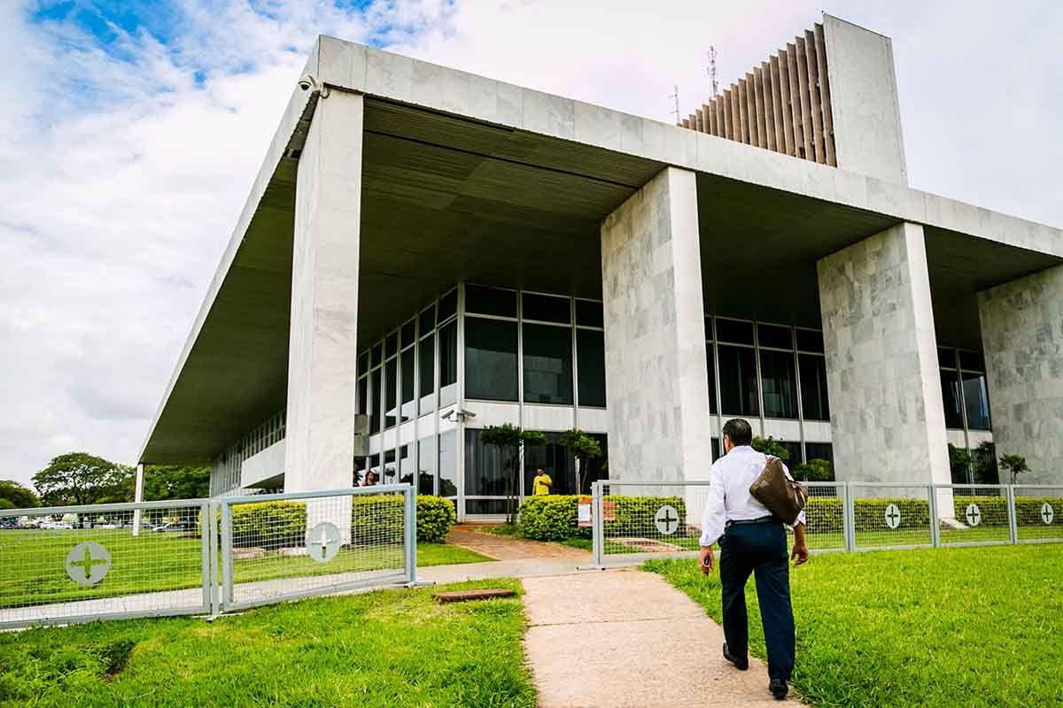 Com feriadão em maio, saiba quando servidores do GDF receberão salário