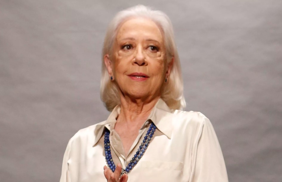 Foto colorida de Fernanda Montenegro de camisa branca e colar azul