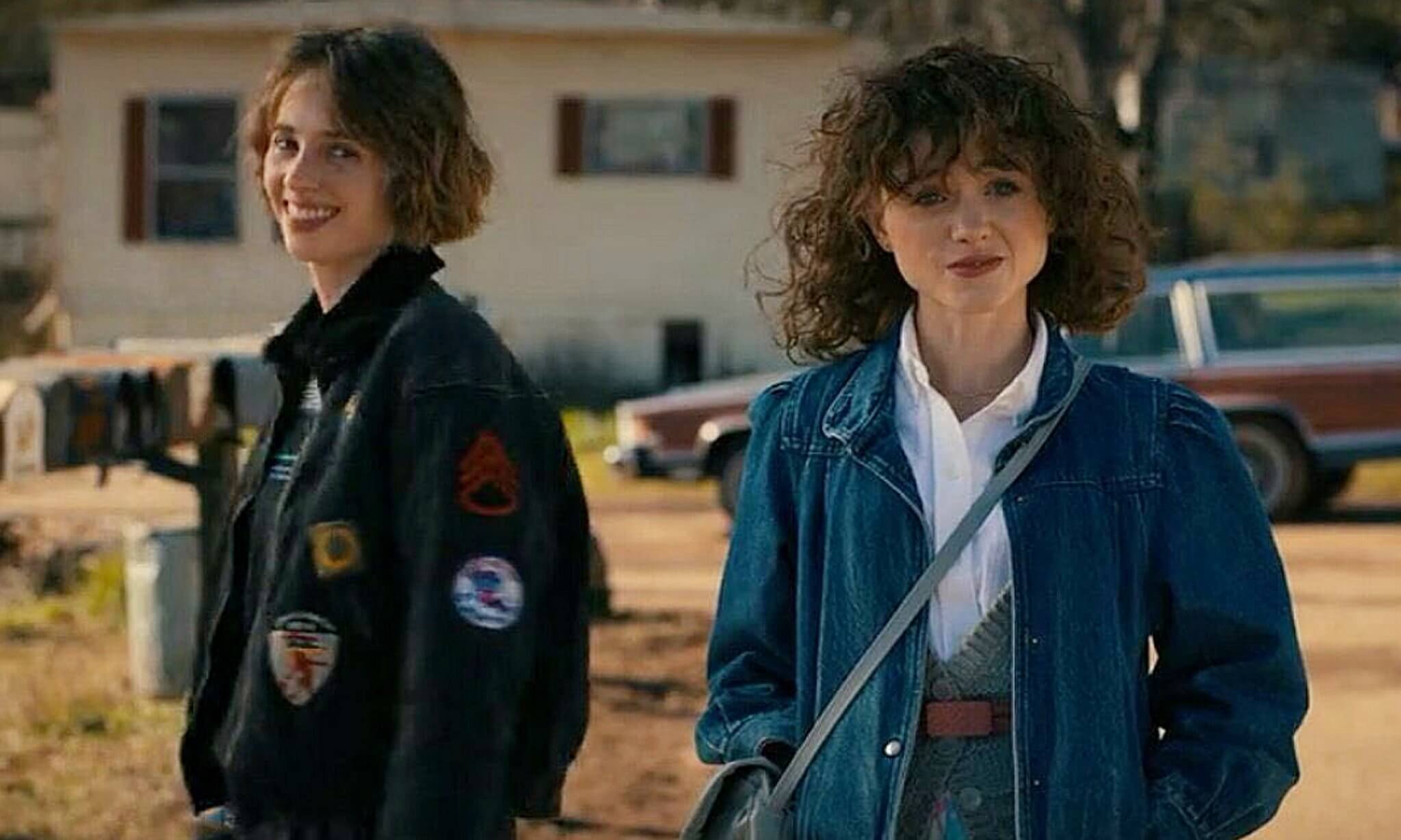 Na imagem com cor, personagens de stranger things usam jaquetas jeans