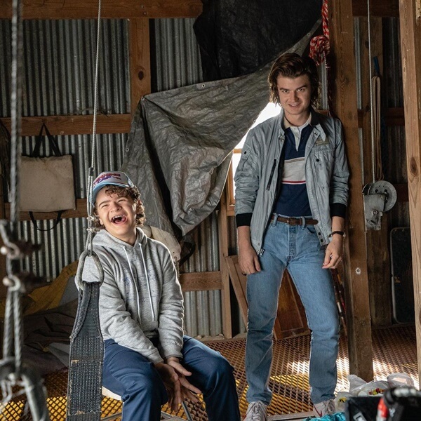 Na imagem com cor, personagens de stranger things nos bastidores da série