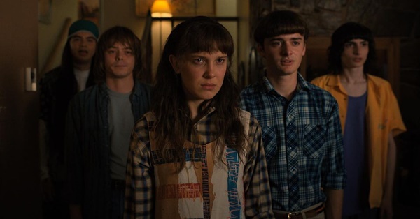 Na imagem com cor, personagens de Stranger Things em destaque