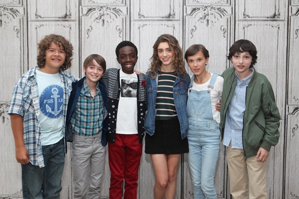 Na imagem com cor, o elenco de Stranger Things posa para foto