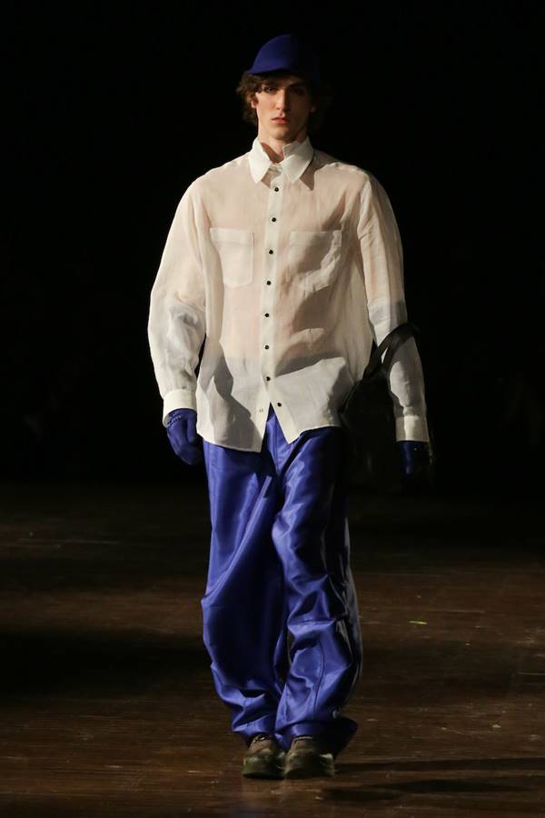 Na passarela da À La Garçonne, do SPFW N53, modelo usa camisa branca oversized com calça azul e luvas