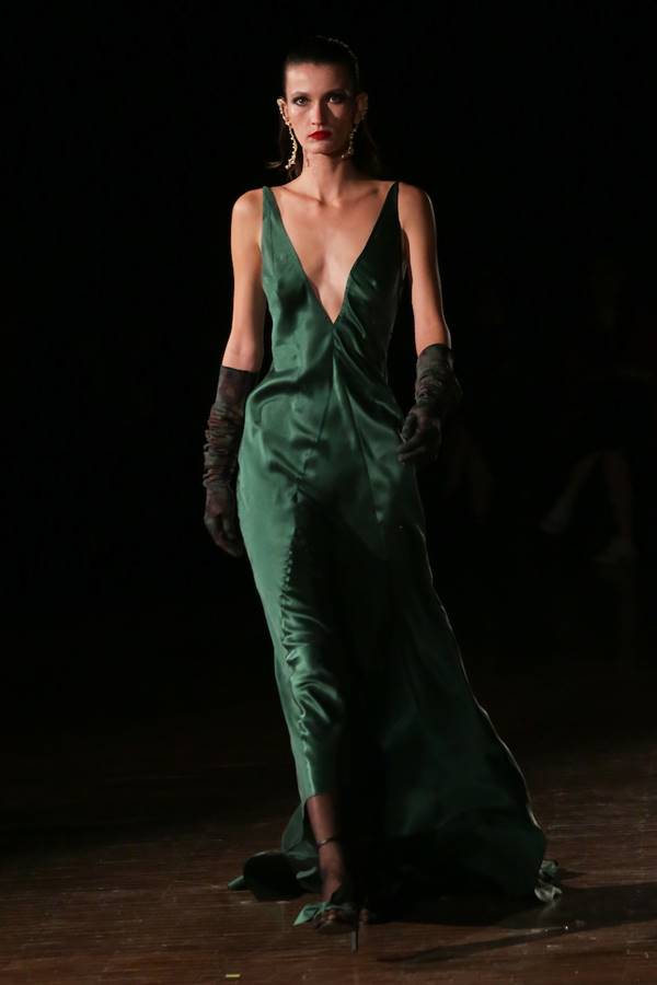 Na passarela da À La Garçonne, do SPFW N53, modelo usa vestido verde com decote e luvas pretas