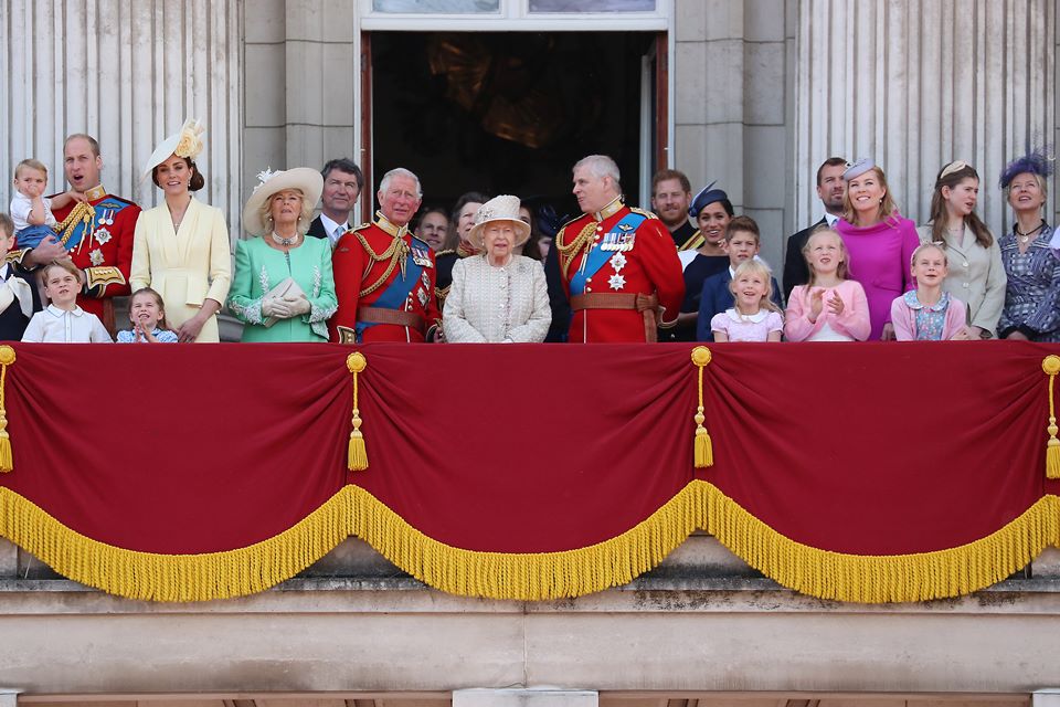 Foto colorida. Rainha Elizabeth e realeza britânica no Palácio de Buckingham