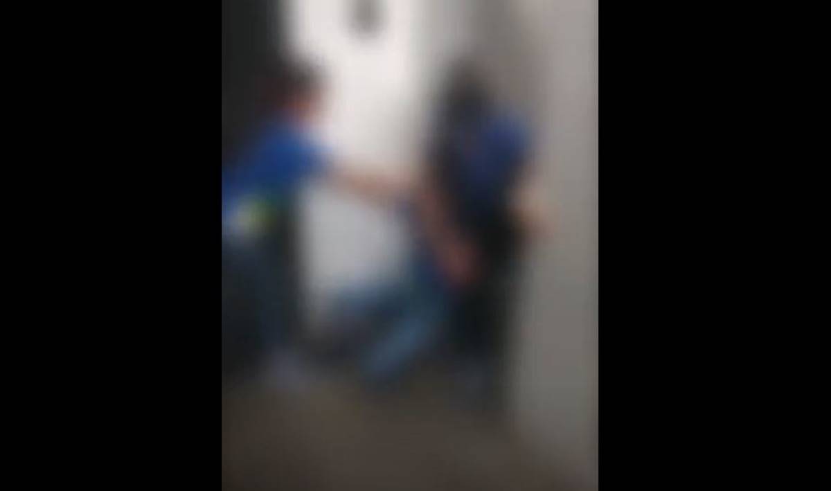 Vídeo: aluna vítima de bullying leva mata-leão e desmaia em escola |  Metrópoles