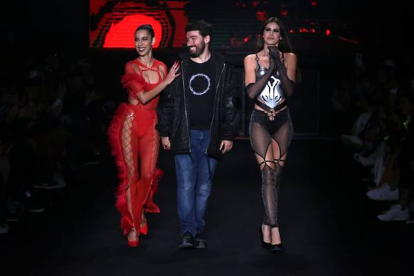 Camila Queiroz, Peu Andrade e Marina Sena na passarela da Bold Strap no SPFW N53