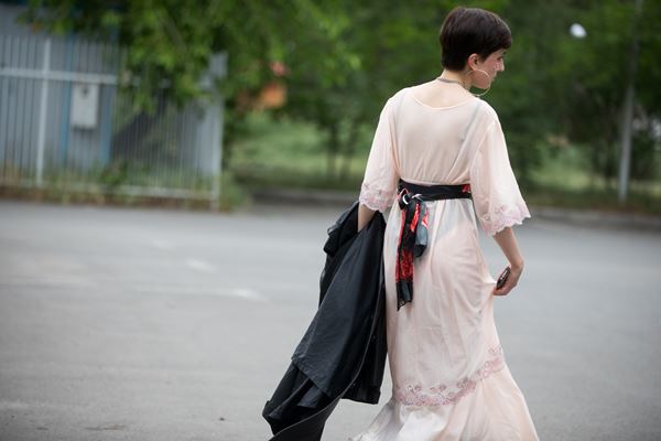 Mulher branca com camisola andando na rua