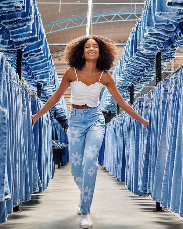 Na imagem com cor, modelo usa peças jeans