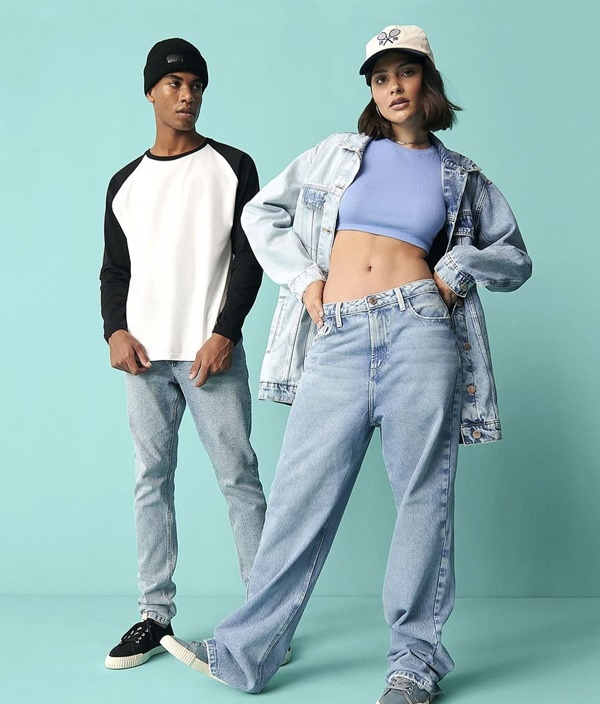 Na imagem com cor, modelo usa peças jeans