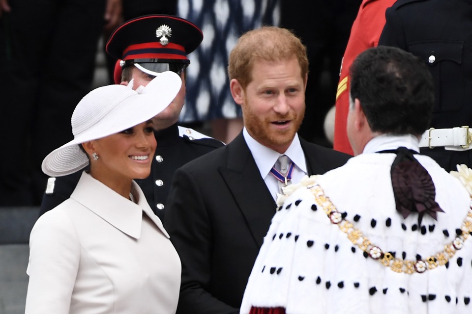 Foto colorida. Meghan Markle e príncipe Harry