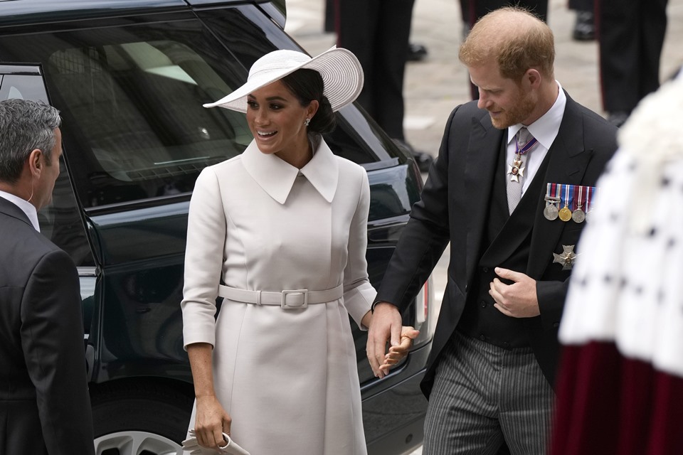 Foto colorida. Meghan Markle e príncipe Harry