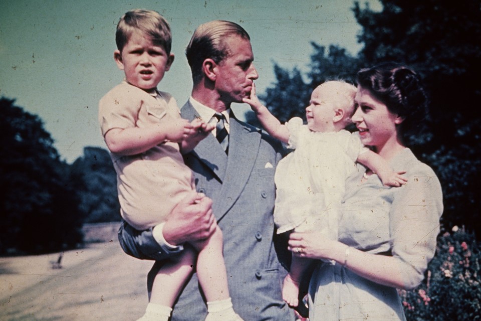 Foto colorida. Príncipe Philip, rainha Elizabeth, príncipe Charles e princesa Anne