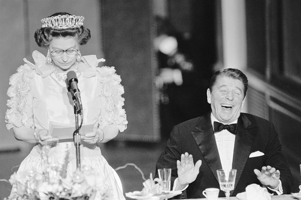 Foto colorida. Rainha Elizabeth e Ronald Reagan