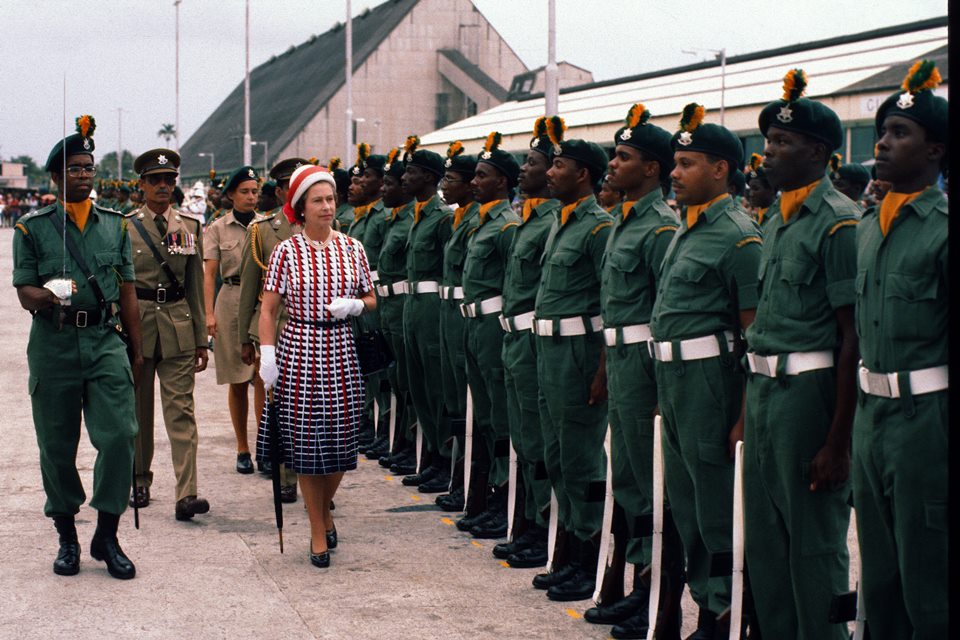 Foto colorida. Rainha Elizabeth em Barbados