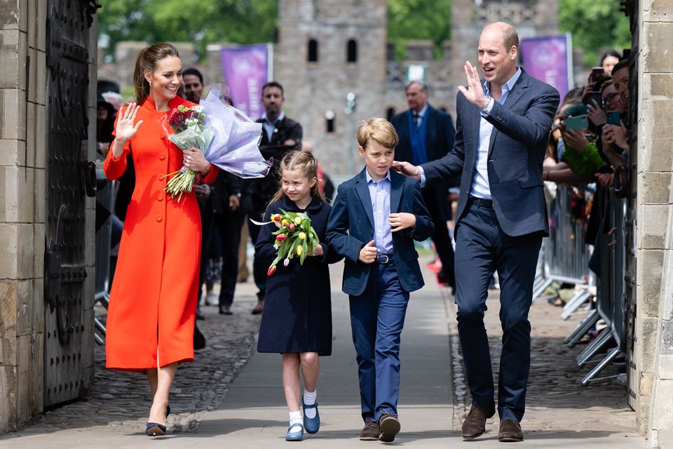 Foto colorida. Kate Middleton, príncipe William, princesa Charlotte e príncipe George