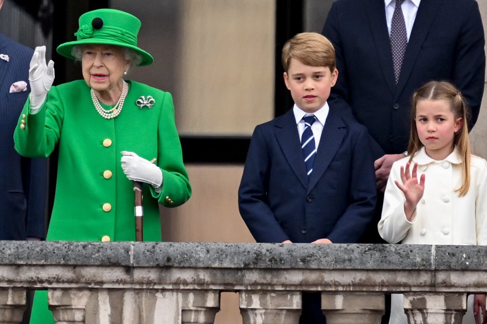 Foto colorida. Rainha Elizabeth, príncipe George e princesa Charlotte