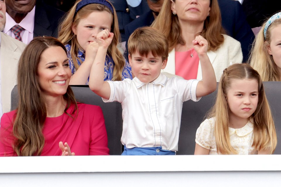 Foto colorida. Kate Middleton com o príncipe Louis e a princesa Charlotte