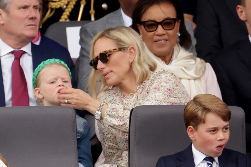 Foto colorida. Zara Tindall com Lena Elizabeth e o príncipe George