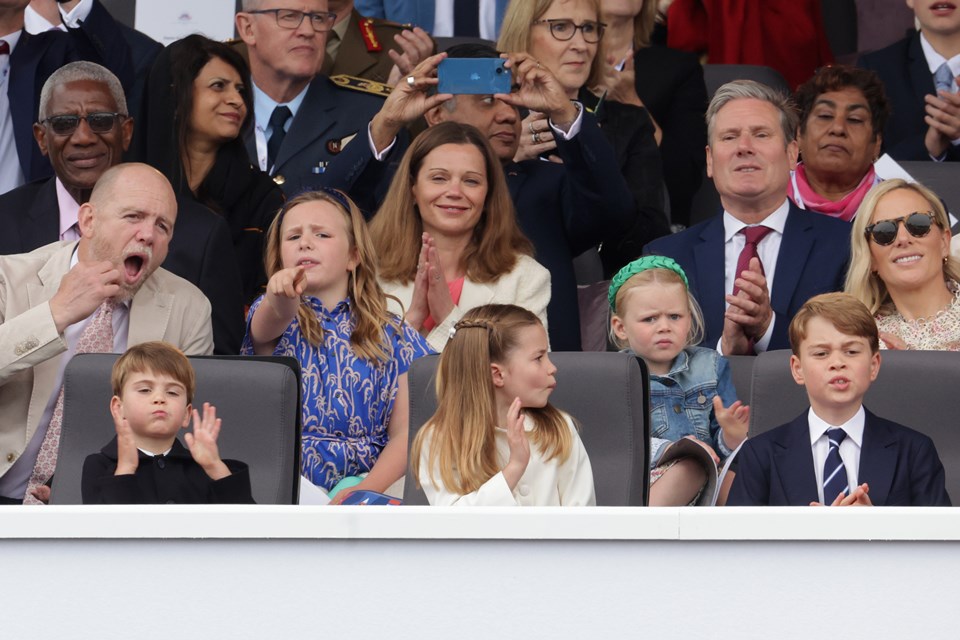 Foto colorida. Princesa Charlotte, príncipe Louis, príncipe William, Mia Grace, Lena Elizabeth e Mike Tindall