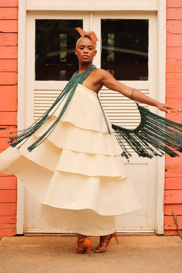 Mulher negra com vestido branco se movimentando