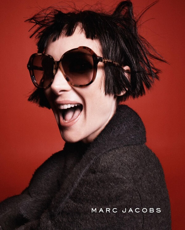 Na imagem com cor, Winona Ryder posa com bolsa The JMarc Collection da Marc Jacobs 