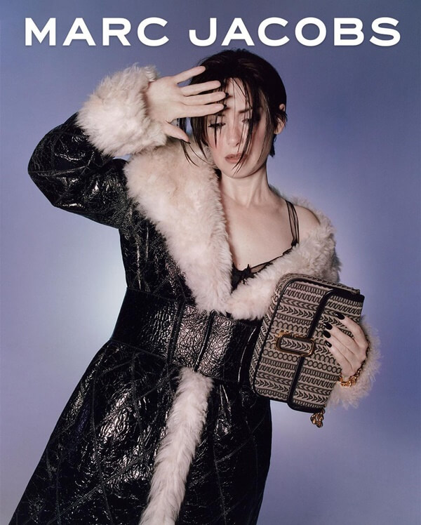 Na imagem com cor, Winona Ryder posa com bolsa The JMarc Collection da Marc Jacobs 