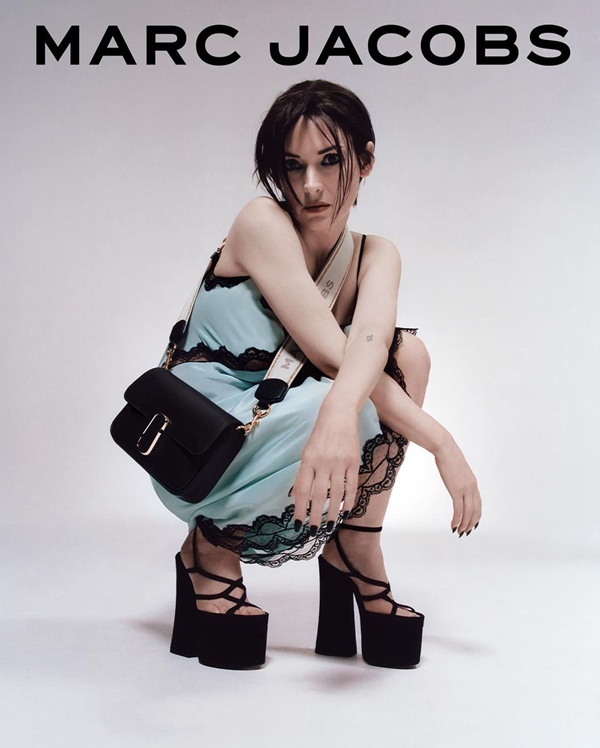 Na imagem com cor, Winona Ryder posa com bolsa The JMarc Collection da Marc Jacobs 