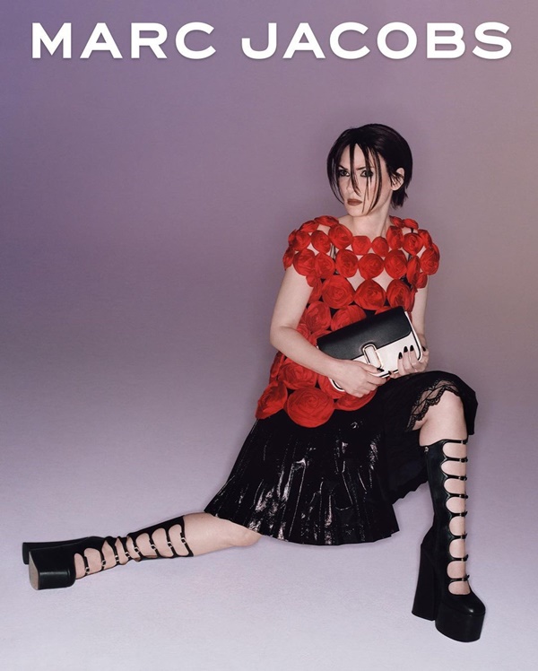 Na imagem com cor, Winona Ryder posa com bolsa The JMarc Collection da Marc Jacobs 