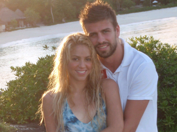 fotografia de cantora shakira abraçada com jogador de futebol gerard piqué