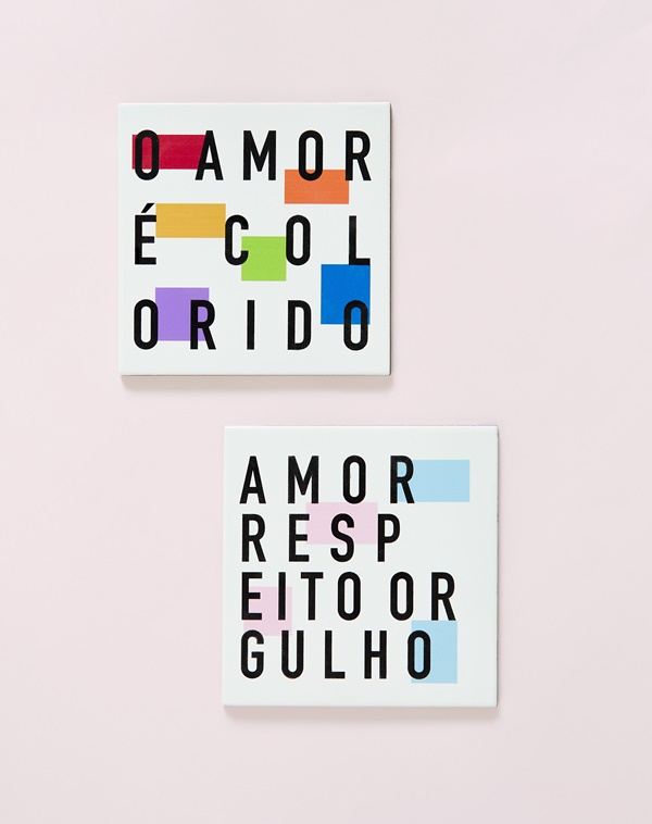 Azulejos para decoração da Amaro em homenagem ao mês do Orgulho LGBTQIA+. Em um deles está escrito "O amor é colorido" e, no outro, "Amor, respeito e orgulho".