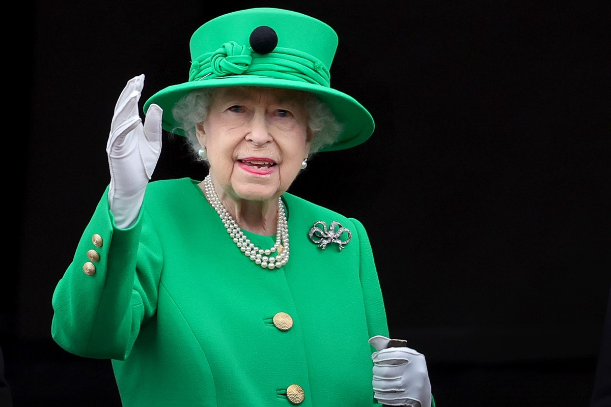 Foto colorida. Rainha Elizabeth