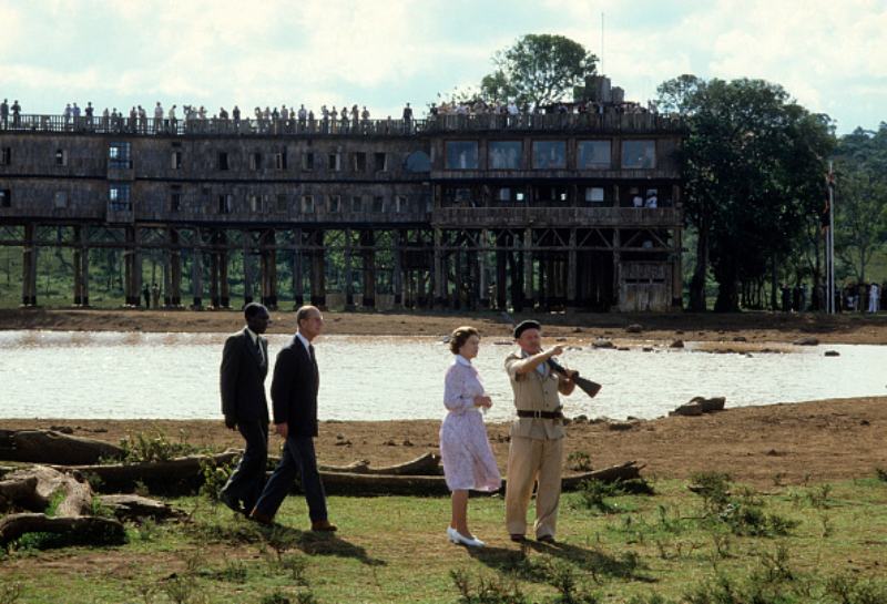 imagem colorida de 1952 com rainha elizabeth em visita ao parque no Quênia