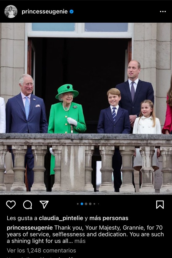 Na esquerda tem o Príncipe Charles, 73 anos, branco e herdeiro do trono britânico. Ao lado dele, está a Rainha Elizabeth II usando um conjunto verde e luvas brancas. Em seguida, está o príncipe George, terceiro na linha de sucessão ao trono, usando um terno azul escuro com gravata azul com listras brancas. Ele está sorrindo. No lado direito da foto, está a princesa Charlote, que está usando um conjunto branco e de cabelos solto. Atrás das crianças está William, duque de Cambridge, que observa algo no céu. 