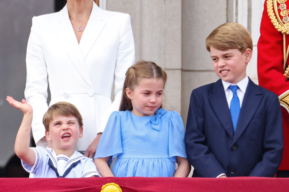 Foto colorida. Príncipe Louis, princesa Charlotte e príncipe George