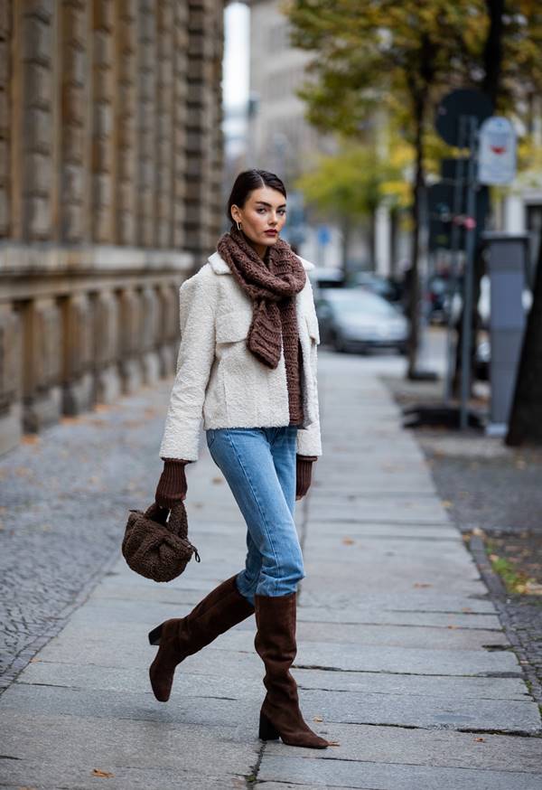 Acessórios para o frio em look no street style, no inverno