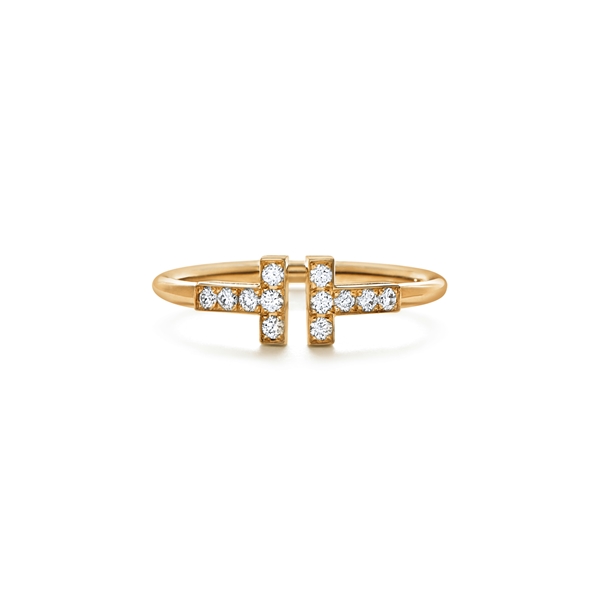 Anel dourado com diamantes. A peça é da marca Tiffany & Co.