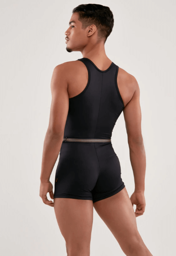 Na imagem com cor, modelo usa peça preta da Furlan Dancewear