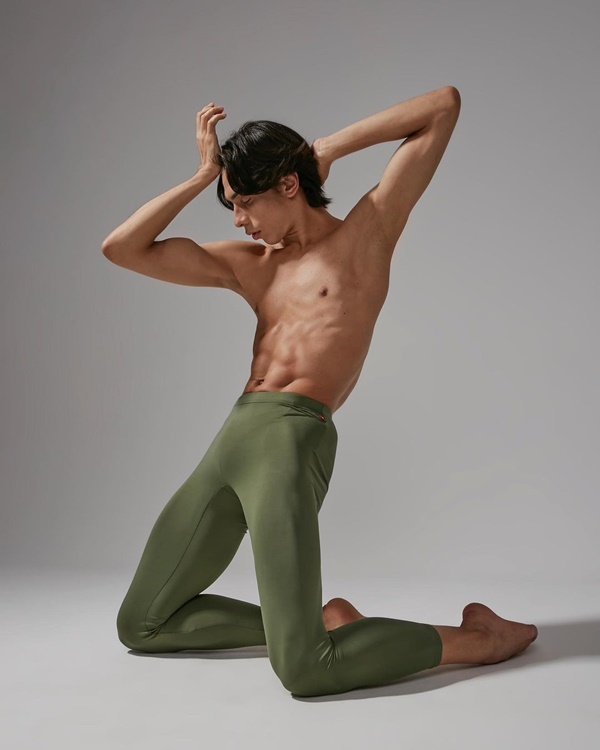 Na imagem com cor, modelo usa malha verde da Furlan Dancewear