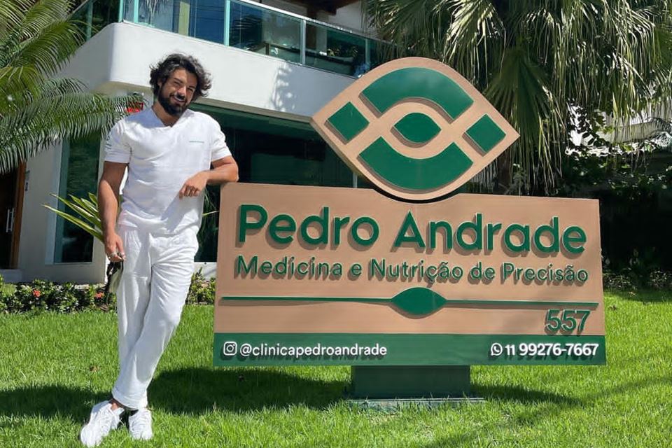 Foto colorida. Médico Pedro Andrade