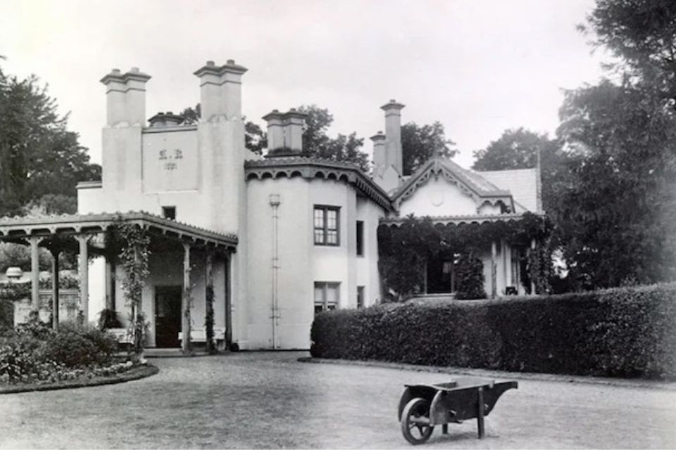 Foto preto e branco de casa antiga com jardim - Metrópoles