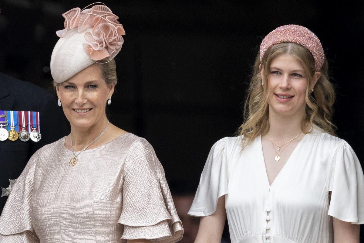 Foto colorida. Sophie Rhys-Jones e Lady Louise Windsor