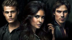Imagem colorida das personagens Elena Gilbert, Damon e Stefan Salvatore