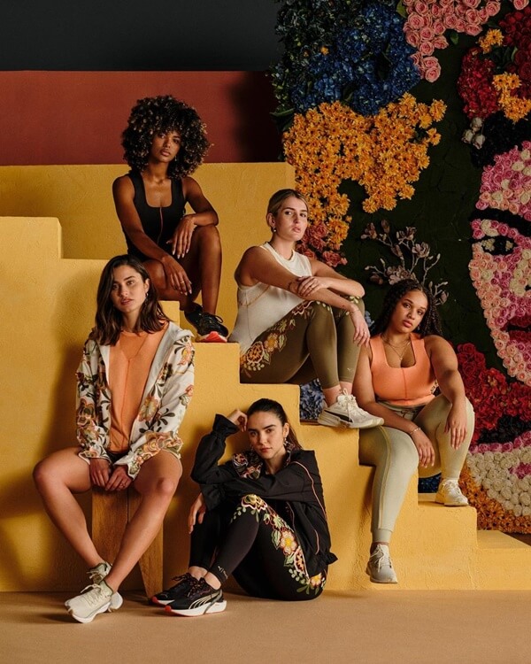 Na imagem com cor, modelos posam para campanha da Puma que homenageia Frida Kahlo