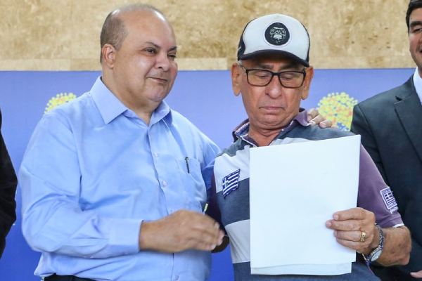 Governador Ibaneis entrega escritura