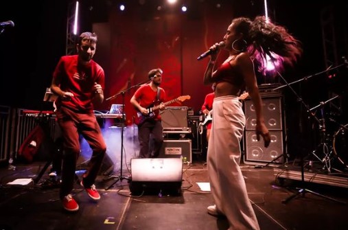 Júlia Carvalho no Palco do Festival Criolina